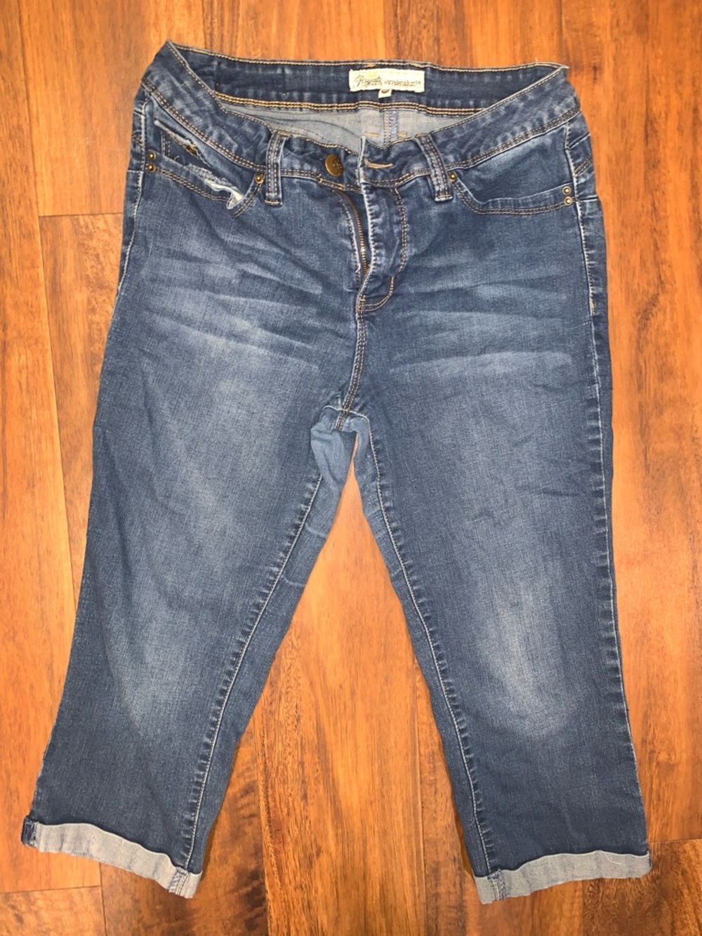 Women’s Royalty Brand Size 10 Capris Faded wash Summer style High Waisted SKU120
